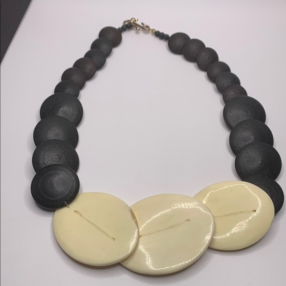 ♥️SALE! 3for$15 Vintage Black and Cream Seashell Necklace 16” - Picture 7 of 7